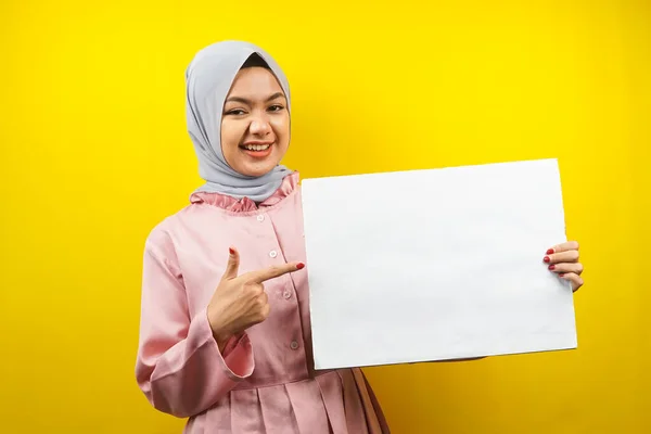 Mulher Muçulmana Muito Jovem Alegre Segurando Banner Vazio Branco Cartaz — Fotografia de Stock