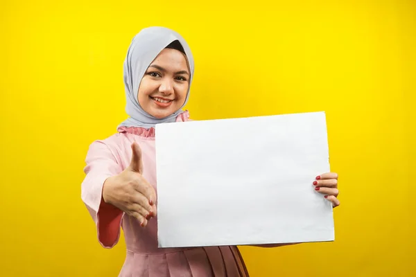 Pretty Young Muslim Woman Cheerful Holding Blank Empty Banner Placard — Stock Photo, Image