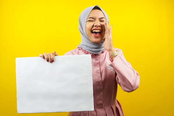 Mujer Musulmana Bastante Joven Alegre Sosteniendo Banner Vacío Blanco Pancarta —  Fotos de Stock