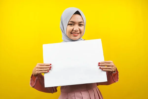 Красивая Молодая Мусульманка Веселая Держа Пустой Баннер Плакат Белую Доску — стоковое фото