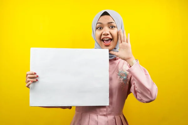 Mujer Musulmana Bastante Joven Alegre Sosteniendo Banner Vacío Blanco Pancarta —  Fotos de Stock