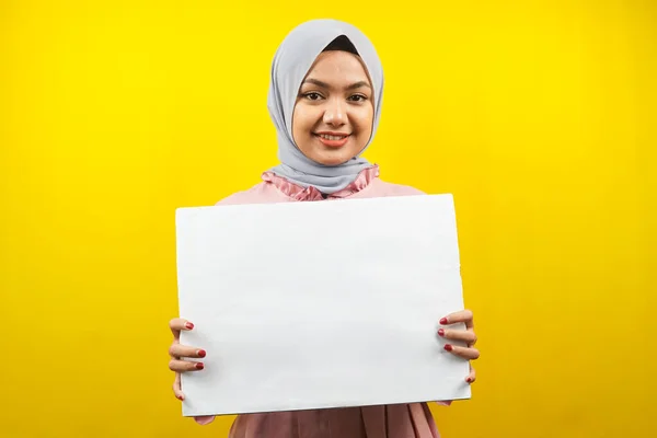 Mujer Musulmana Bastante Joven Alegre Sosteniendo Banner Vacío Blanco Pancarta —  Fotos de Stock