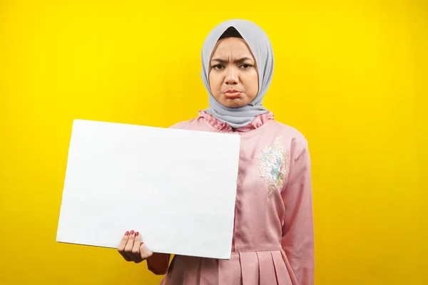 Mujer Musulmana Bastante Joven Triste Con Mano Blanco Banner Vacío —  Fotos de Stock