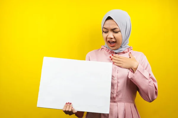 Όμορφη Νεαρή Μουσουλμάνα Γυναίκα Σοκαρισμένος Έκπληκτος Wow Χέρι Κρατώντας Κενό — Φωτογραφία Αρχείου