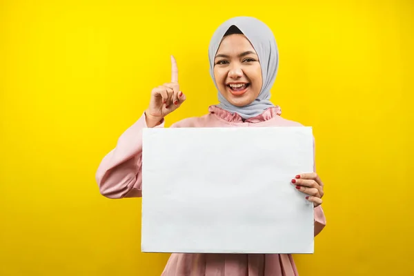 Красивая Молодая Мусульманка Веселая Держа Пустой Баннер Плакат Белую Доску — стоковое фото