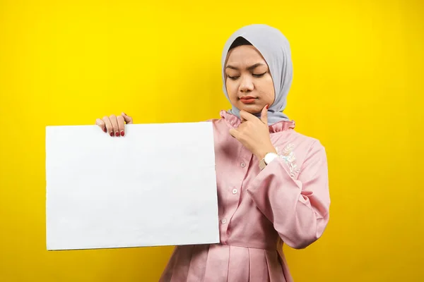 年轻漂亮的穆斯林女子想拿着空白的横幅 标语牌 白色广告牌 在复制的空间里展示一些东西 — 图库照片