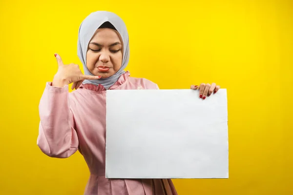 Mujer Musulmana Bastante Joven Alegre Sosteniendo Banner Vacío Blanco Pancarta —  Fotos de Stock