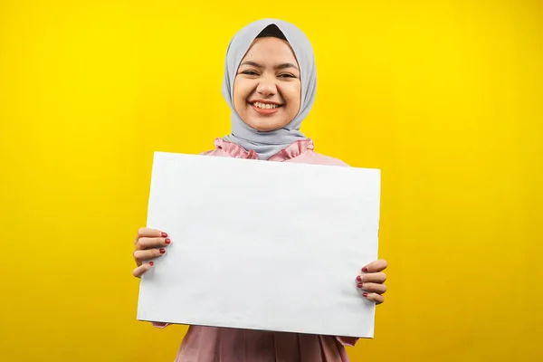 Mulher Muçulmana Muito Jovem Alegre Segurando Banner Vazio Branco Cartaz — Fotografia de Stock