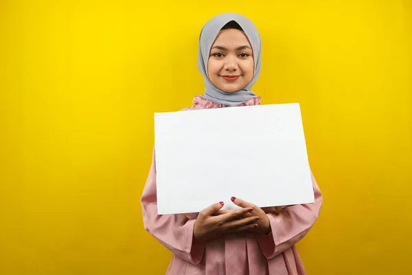 Hübsche Junge Muslimische Frau Hält Fröhlich Leere Transparente Plakate Weiße — Stockfoto