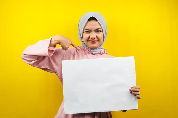 Pretty Young Muslim Woman Cheerful Holding Blank Empty Banner Placard — Stock Photo, Image