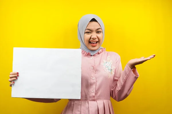 Hübsche Junge Muslimische Frau Hält Fröhlich Leere Transparente Plakate Weiße — Stockfoto