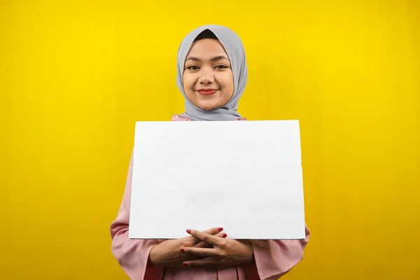 Mujer Musulmana Bastante Joven Alegre Sosteniendo Banner Vacío Blanco Pancarta —  Fotos de Stock