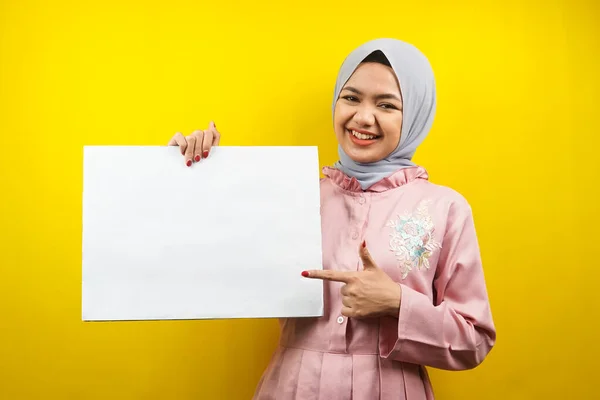 Mujer Musulmana Bastante Joven Alegre Sosteniendo Banner Vacío Blanco Pancarta — Foto de Stock