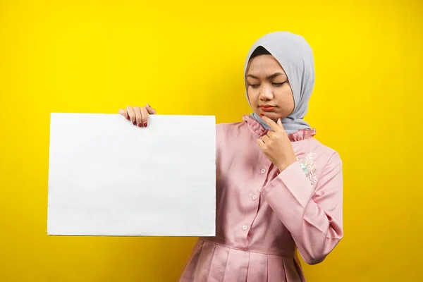 Hübsche Junge Muslimische Frau Denkt Die Hand Hält Leeres Transparent — Stockfoto