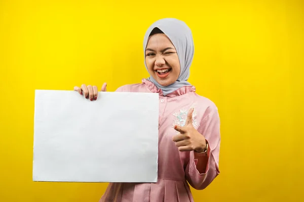 Mujer Musulmana Bastante Joven Alegre Sosteniendo Banner Vacío Blanco Pancarta —  Fotos de Stock