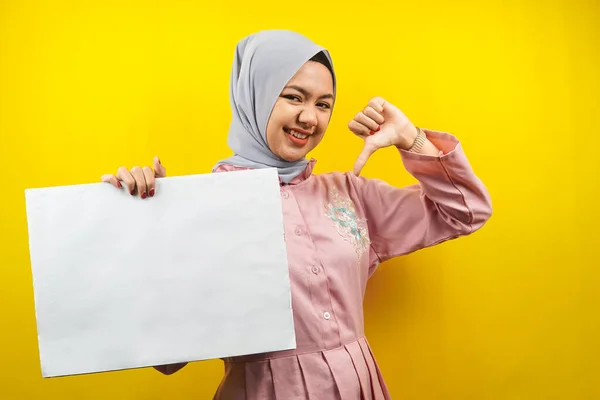 Hübsche Junge Muslimische Frau Hält Fröhlich Leere Transparente Plakate Weiße — Stockfoto