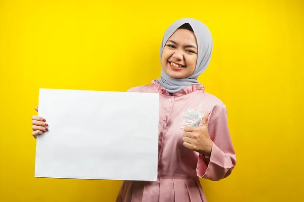 Όμορφη Νεαρή Μουσουλμάνα Γυναίκα Χαρούμενη Κρατώντας Κενό Κενό Πανό Πλακάτ — Φωτογραφία Αρχείου