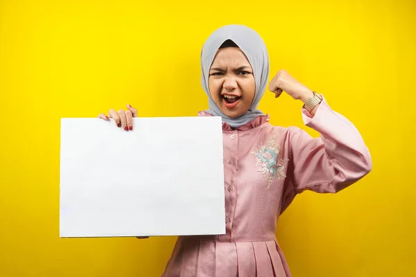 Mujer Musulmana Bastante Joven Alegre Sosteniendo Banner Vacío Blanco Pancarta —  Fotos de Stock