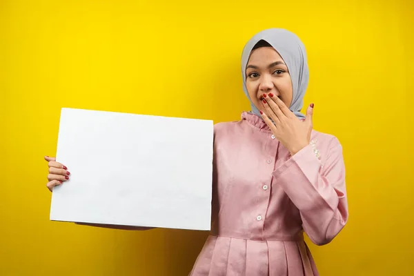 Hübsche Junge Muslimische Frau Hält Fröhlich Leere Transparente Plakate Weiße — Stockfoto