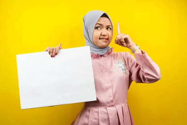 Mujer Musulmana Bastante Joven Teniendo Idea Mano Sosteniendo Banner Vacío —  Fotos de Stock