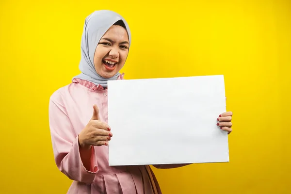 Pretty Young Muslim Woman Cheerful Holding Blank Empty Banner Placard — Stock Photo, Image