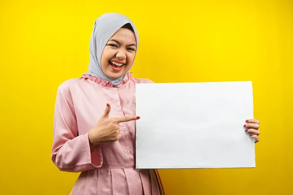 Mulher Muçulmana Muito Jovem Alegre Segurando Banner Vazio Branco Cartaz — Fotografia de Stock