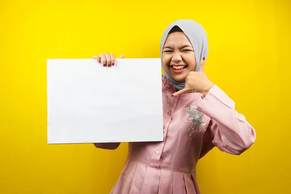 Hübsche Junge Muslimische Frau Hält Fröhlich Leere Transparente Plakate Weiße — Stockfoto