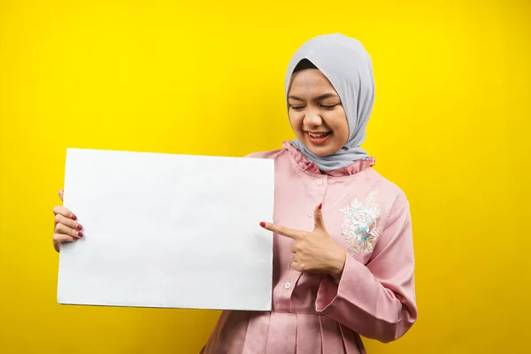 Mujer Musulmana Bastante Joven Alegre Sosteniendo Banner Vacío Blanco Pancarta —  Fotos de Stock