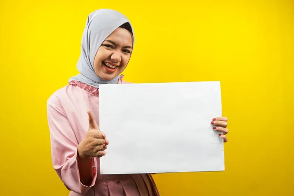 Mulher Muçulmana Muito Jovem Alegre Segurando Banner Vazio Branco Cartaz — Fotografia de Stock