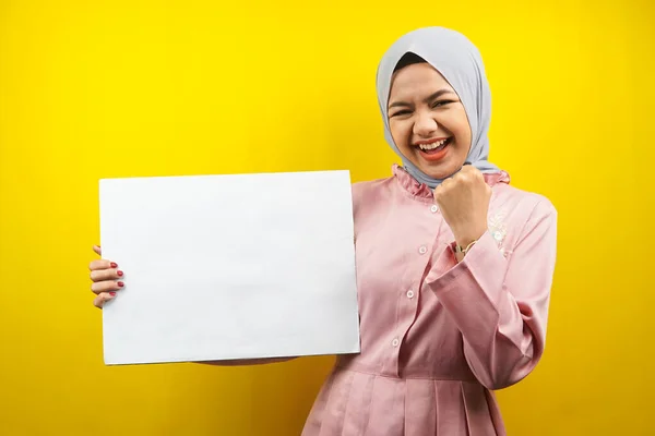 Mujer Musulmana Bastante Joven Alegre Sosteniendo Banner Vacío Blanco Pancarta — Foto de Stock