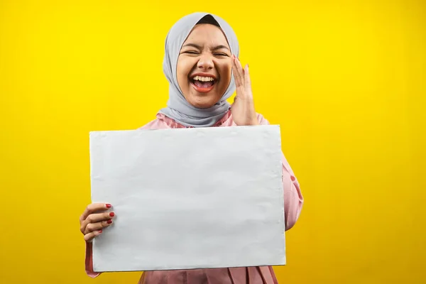 Ładna Młoda Muzułmanka Radosna Trzymająca Pusty Sztandar Tabliczkę Tablicę Tablicę — Zdjęcie stockowe