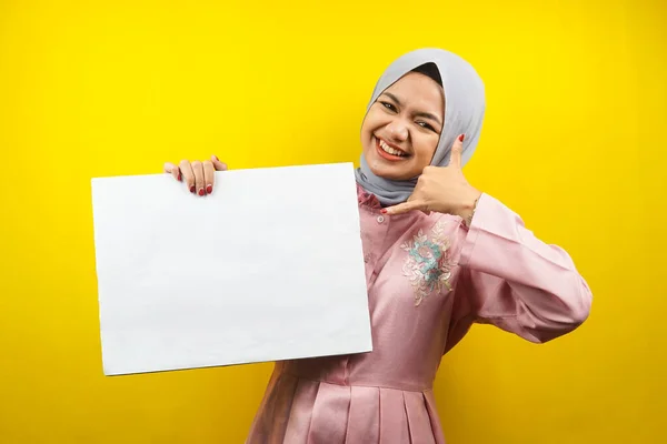 Mujer Musulmana Bastante Joven Alegre Sosteniendo Banner Vacío Blanco Pancarta —  Fotos de Stock