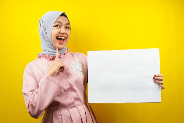 Mujer Musulmana Bastante Joven Alegre Sosteniendo Banner Vacío Blanco Pancarta —  Fotos de Stock