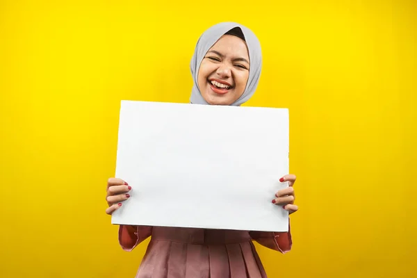 Hübsche Junge Muslimische Frau Hält Fröhlich Leere Transparente Plakate Weiße — Stockfoto