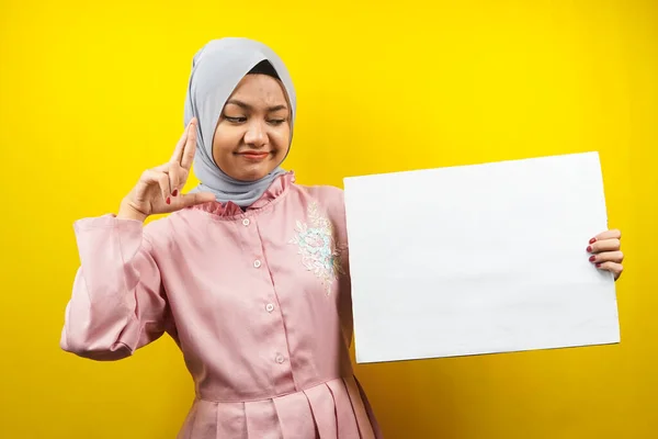 Mujer Musulmana Bastante Joven Alegre Sosteniendo Banner Vacío Blanco Pancarta —  Fotos de Stock