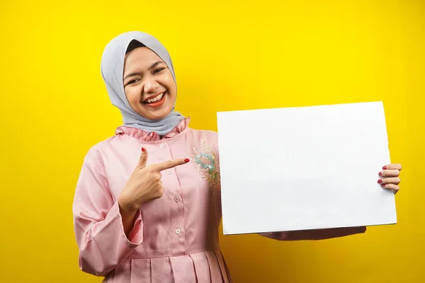 Hübsche Junge Muslimische Frau Hält Fröhlich Leere Transparente Plakate Weiße — Stockfoto