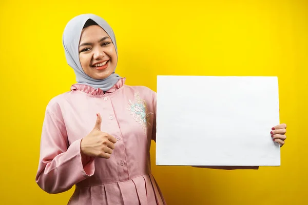 Mooie Jonge Moslim Vrouw Vrolijk Houden Lege Banner Bordje Wit — Stockfoto