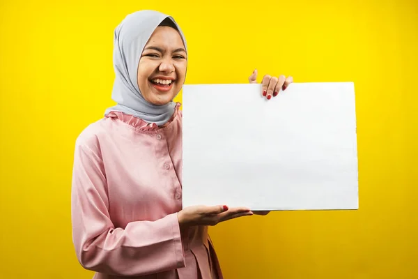 Hübsche Junge Muslimische Frau Hält Fröhlich Leere Transparente Plakate Weiße — Stockfoto