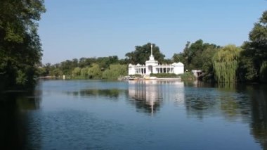 Ünlü popüler tekne istasyonu mimarisi. Kryvyi Rih, Ukrayna 'daki güzel bina.