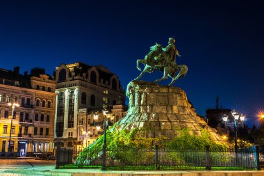 Bohdan Khmelnytsky'e anıt gece