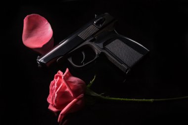 silah ve çiçek