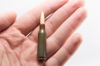 Kağit kurşun bir elinde