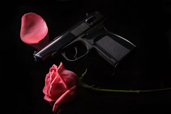 Пістолет і квітка — стокове фото