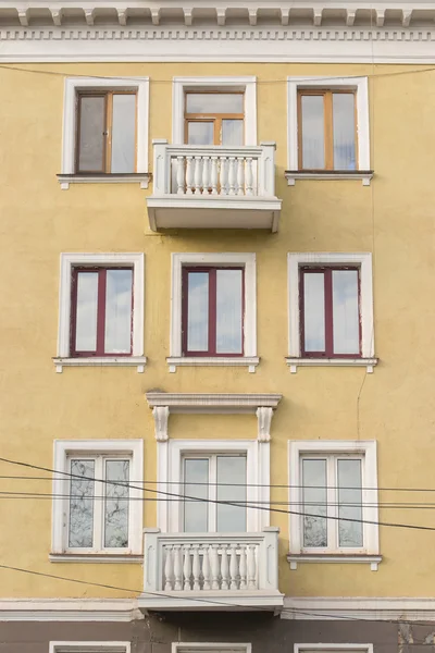 Casa fachada em amarelo — Fotografia de Stock