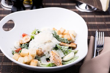 Sezar salata tavuk ile