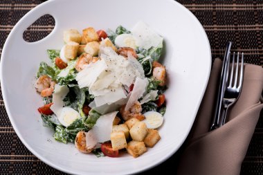 karides Sezar salatası