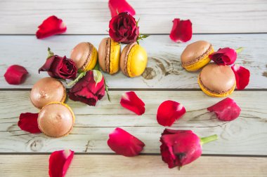 Kırmızı gül ile Fransız macaruns