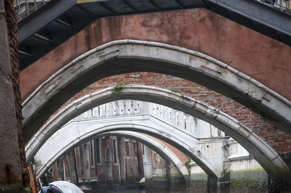 Żeglowanie pod mostami Wenecji — Zdjęcie stockowe