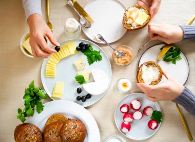 İki insanın kahvaltı ettiği masanın en üst görüntüsü.