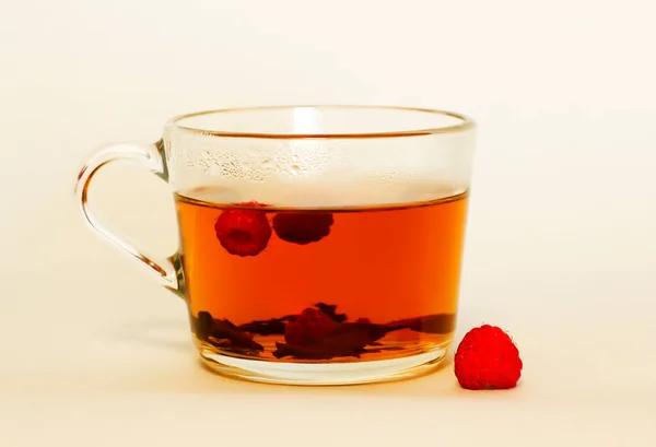 Kubek Gorącej Herbaty Malinami — Zdjęcie stockowe